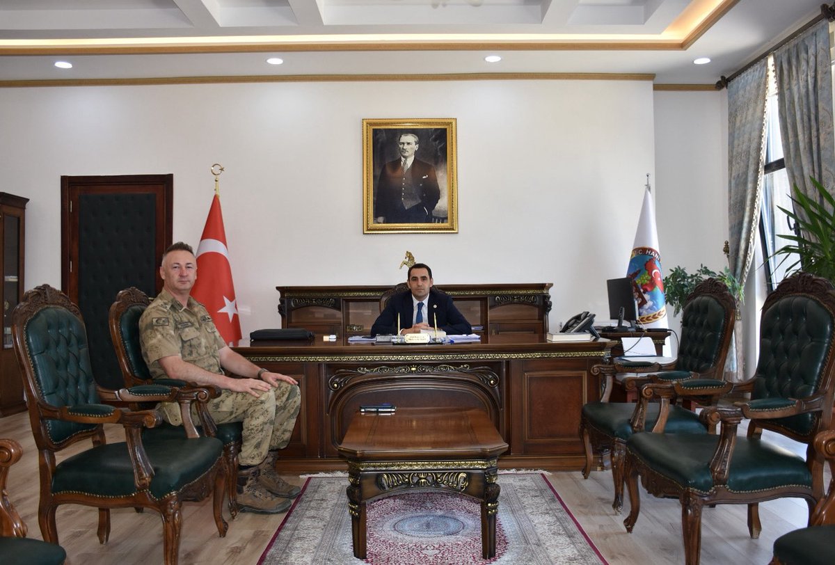 Hani İlçe Jandarma Komutanı olarak atanan Jandarma Binbaşı Onur KONUK, Kaymakamımız Sayın Mevlana KÜRKCÜ’ye ziyarette bulundu. Kaymakamımız Komutanımıza yeni görevinde başarılar diledi.