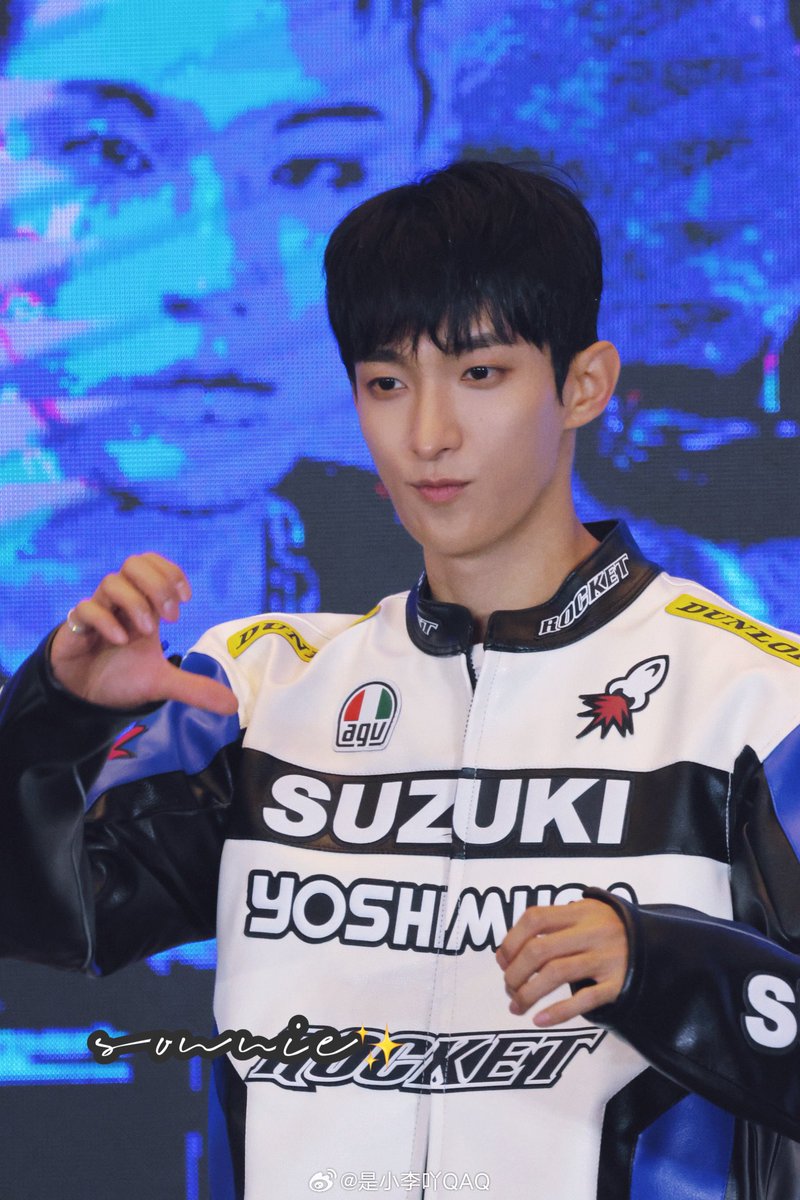 WE GOT RACER DOKYEOM TODAY!!!
He looks so cute and gorgeous at the same time😭🤍

— 250821 Dokyeom at YZY Fansign in Beijing #도겸