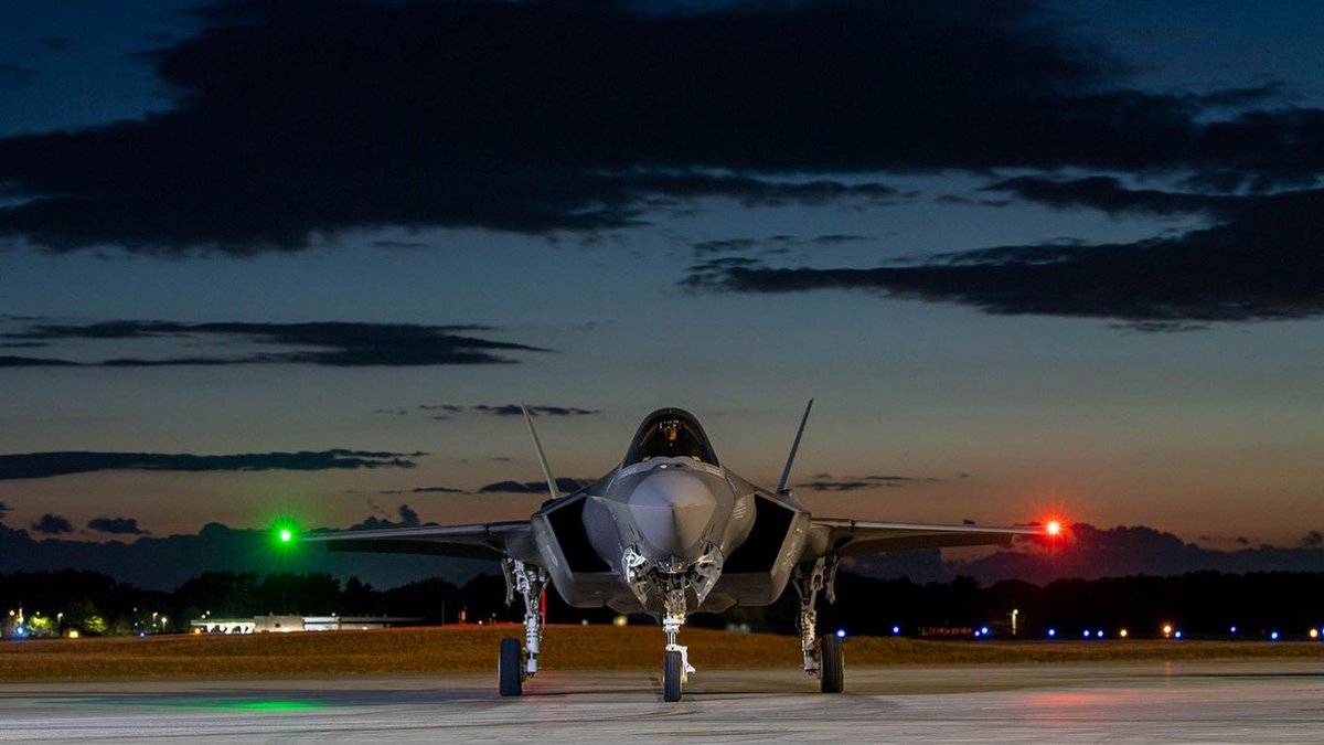 🇪🇺🇺🇸 Avrupa, Trump’tan F-35’lerini Romanya’ya konuşlandırmasını istedi

📌 Trump’ın “gönüllüler koalisyonu” üyelerine hava desteği sözü vermesinin ardından Avrupalı askeri yetkililer, bu desteğin ayrıntılarını Amerikalı mevkidaşlarıyla görüşmeye başladı

📌 Avrupa ülkeleri,