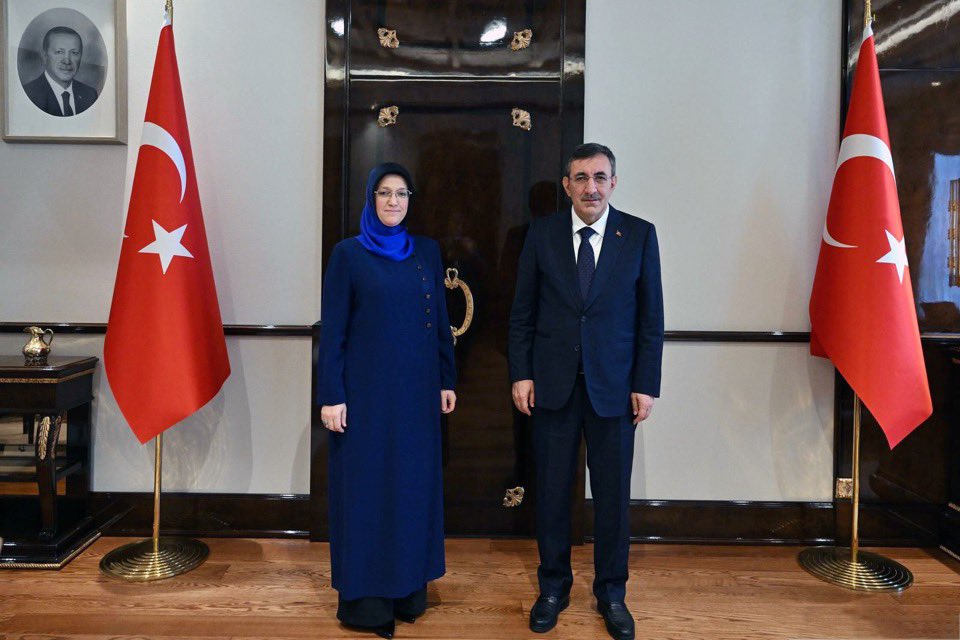 Cumhurbaşkanı Yardımcısı Sayın Cevdet Yılmaz’ı makamında ziyaret ettim Üniversitemizin faaliyetleri,projeler, bölgesel kalkınmaya katkı sağlayacak işbirlikleri hakkında bilgilendirmelerde bulundum.Nazik kabulleri için Sayın Cevdet Yılmaz’a teşekkürlerimi sunarım <a href="/_cevdetyilmaz/">Cevdet Yılmaz</a>