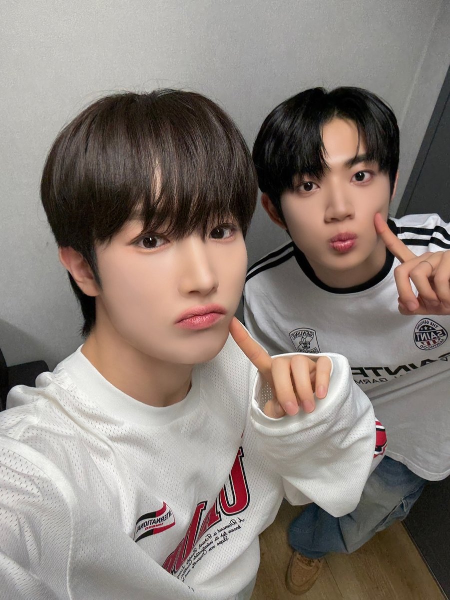 [📸TEMPIC]

25.08.21 #친한친구이현입니다

목요일이 기다려지는 이유는
바로 친친데이 ‧₊˚⋅ 🤍 ₊˚✧ﾟ.

iE가 궁금해하는 비하인드 잔뜩 들고,
응원해 주기 위해 달려왔어요 🐰🐶

내꺼즈가 추천한 곡 들으면서
다음 주까지 기다려주세요 ˚º ꒰⋆ꆤ  ̫ ꆤ⋆꒱ º˚

#TEMPEST #템페스트
#한빈