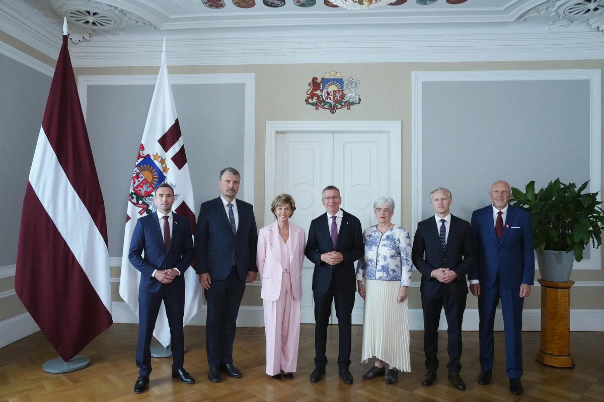 Ikgadējā tikšanās ar Latvijas deputātiem Eiropas Parlamentā, runājām par sadarbību Eiropas Savienības Daudzgadu budžeta sarunās, Eiropas aizsardzību un ārējās robežas nostiprināšanu, kā arī atbalstu Ukrainai. Paldies par atklāto un interesanto sarunu!