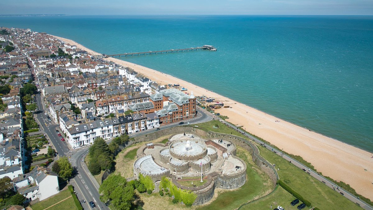 Stunning sunrise 🌅 this morning! Thank you seagulls for the early alarm clock waking!! Lovely seaside town of Deal. Can even see France 🇫🇷 from comfort of bed! Off to Dover castle and the cliff tunnels today. #Kent