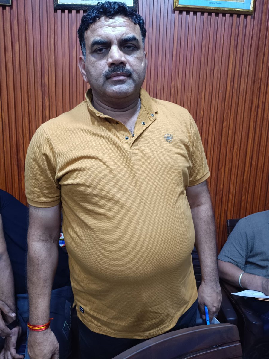यह फोटो <a href="/ghaziabadpolice/">POLICE COMMISSIONERATE GHAZIABAD</a> में थाना भोजपुर में कल्छीना चौकी इंचार्ज की है। नाम राजीव कुमार है। एंटी विजिलेंस टीम ने 50000 रुपए लेते हुए पकड़ा है। बताया जा रहा है कि मुकदमे में से नाम निकालने के लिए पैसे की डिमांड की थी।