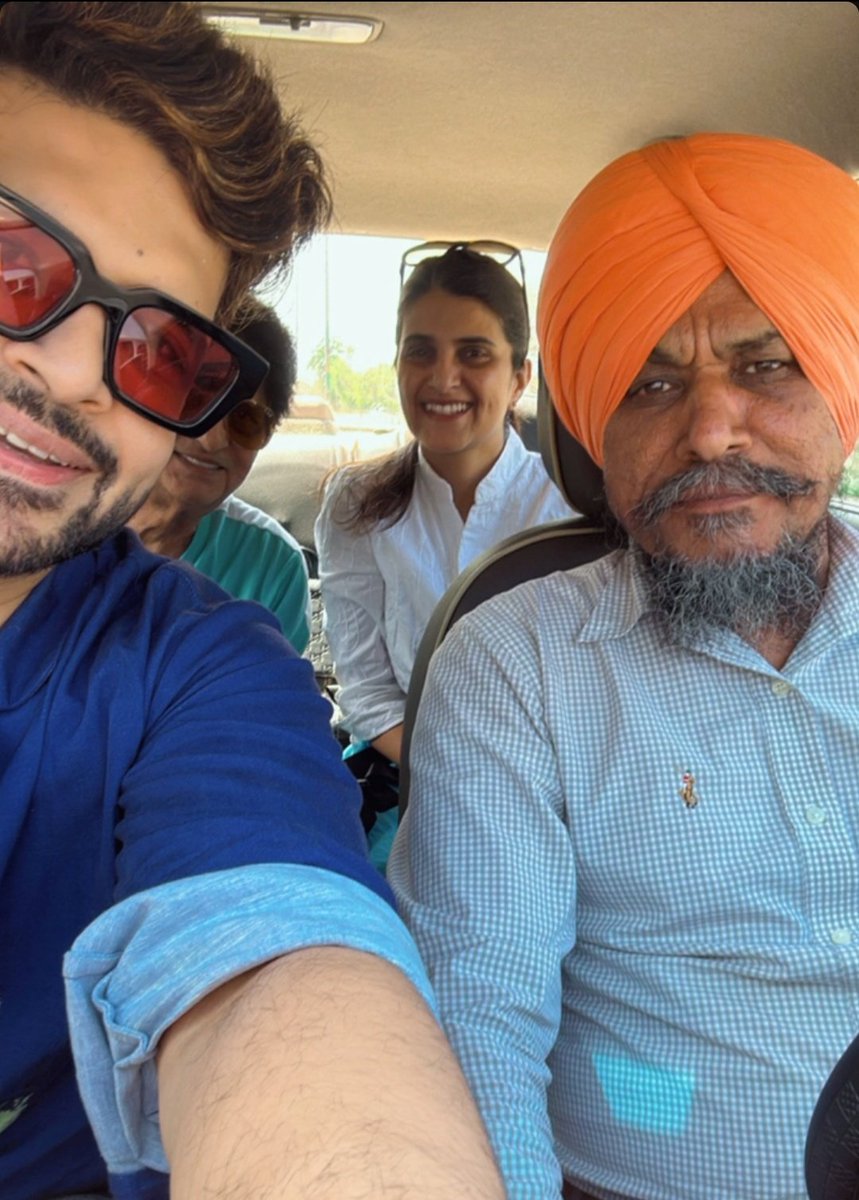 nehhaaa__'s tweet photo. Finallyyy we got stories🥹❤️
Karan with Papa K &amp; Meenu di🫶🏻

#KaranKundrra https://t.co/qQvE4FsUoB