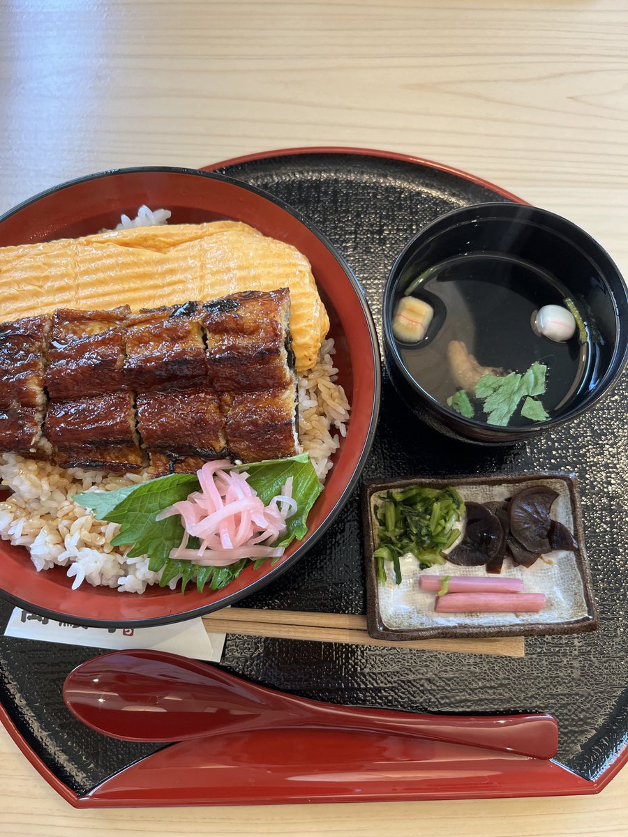 LOVEminako707's tweet photo. 今年の暑さは鰻食べて〜乗り越えるとゆー事で、贅沢しまくってます*\(^o^)/* https://t.co/xL6QmNFw6J