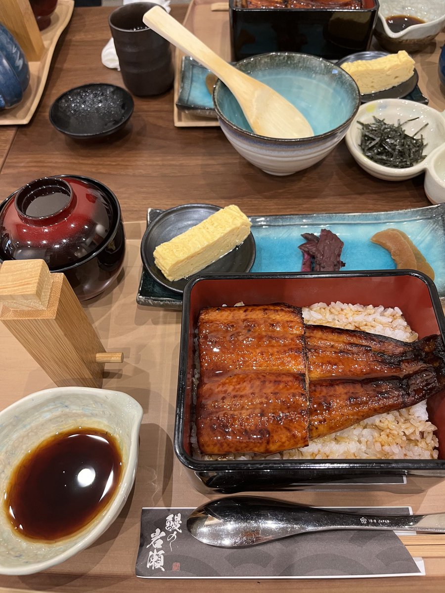 LOVEminako707's tweet photo. 今年の暑さは鰻食べて〜乗り越えるとゆー事で、贅沢しまくってます*\(^o^)/* https://t.co/xL6QmNFw6J