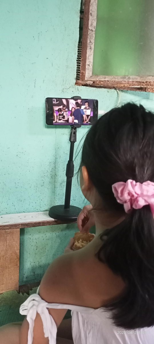 Jho_weynaaa's tweet photo. as a team bahay🥺 my pamangkin na baby bloom watching the fan signing while eating #Fudgee then asked me if kelan nya daw mami-meet si @bini_mikha 😭 speechless po ako sa question nya kasi kahit ako ay hindi din alam🤧
Journey Through BINIverse
#BINIPhotoJournal #BINI https://t.co/jZtcZRsODS