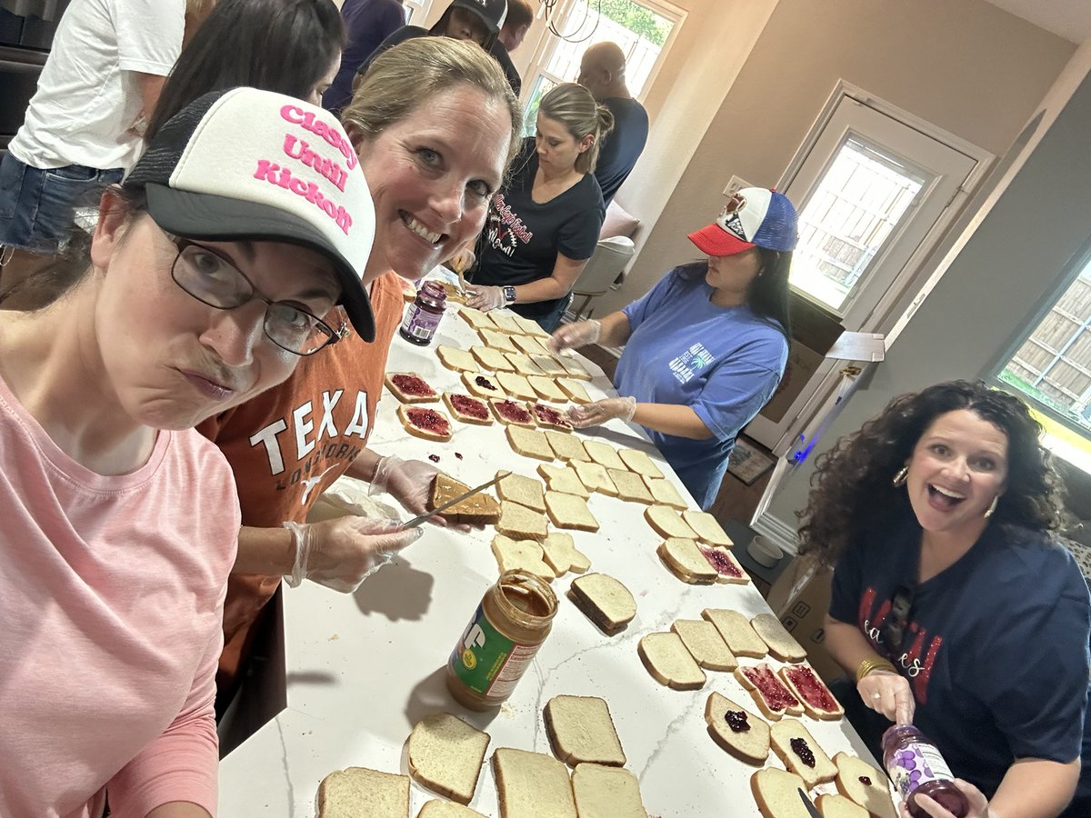 CoachShawD's tweet photo. Shout out to this amazing crew for knocking out 850 PB&amp;J’s and bagging them into sack lunches for the Freshman, JV, and Varsity teams — all in under 90 minutes!  💪 

#BTB #🅰️🆙 https://t.co/dvlbPKvPSB