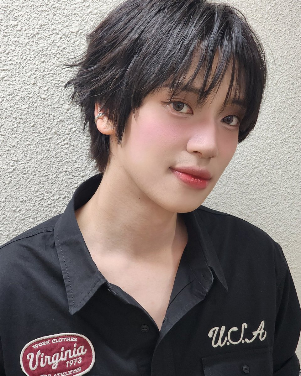 톤파괴자 뭐지 흑발에 쿨핑크 블러셔 ㅈㄴ 잘어울리는데 역시 중요한건 얼굴인가봐요...