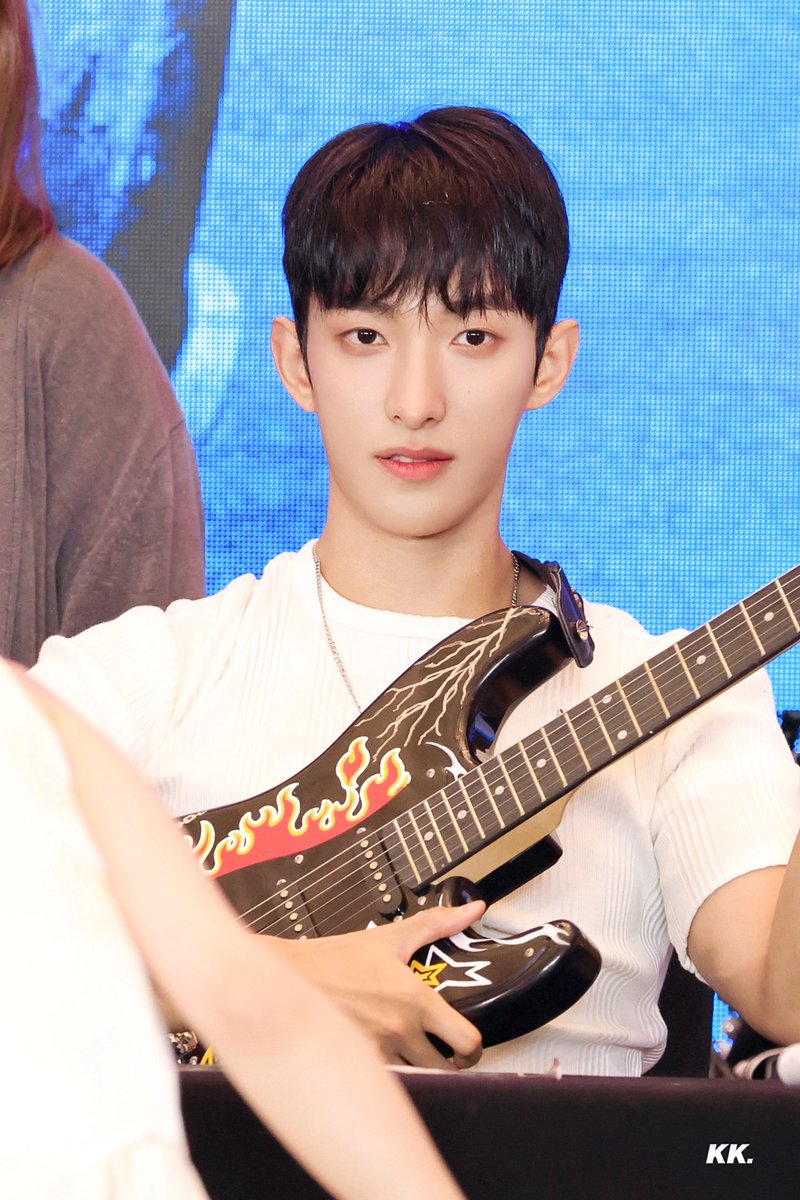 rock
250821 이즈위팬싸

#도겸 #DK #ドギョム #DOKYEOM #이석민
#SEVENTEEN #세븐틴