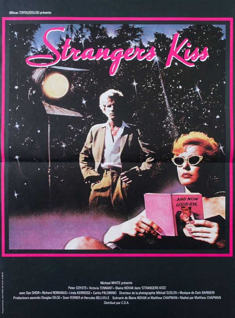 CineDweller's tweet photo. Ces affiches des années 80 qui nous mettaient des étoiles plein les yeux. Il y a 40 ans, CDA distribuait Strangers Kiss dans les salles françaises. L'hommage à Kubrick avec Peter Coyote et Victoria Tennant sortait le 21 août 1985 pour notre plus grand bonheur. https://t.co/puYNIW26Js
