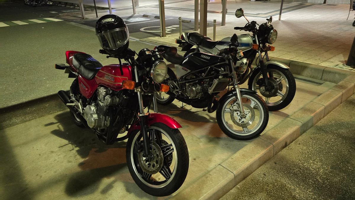 cb750farc04's tweet photo. そういえば火曜の夜、道の駅で会った30代の赤7FB氏に私の7FAに少し(駐車場の回りをぐるっと程度)乗って貰ったんだが、彼いわく『僕のFCRキャブFBより吹け上がりが早い。エンジンフィールに関してはべっちさんのCBって感じ』だって…😅
オレってどう見られてるんだろ🤔
#CB750F #CB750FA #CB750FB https://t.co/lJEQ5NqHUX