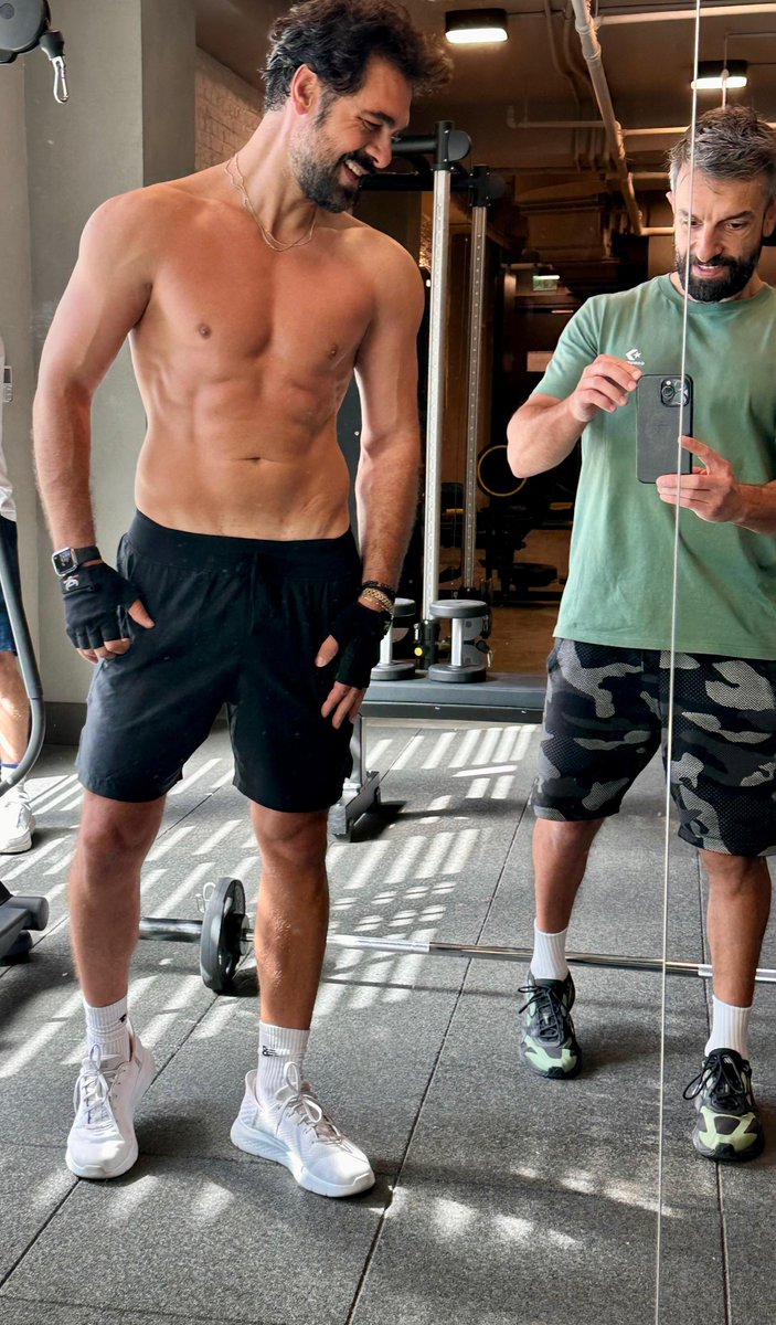 İki projeyle görüşen Halil İbrahim Ceyhan spor koçunun desteğiyle fit bir görüntüye kavuştu.