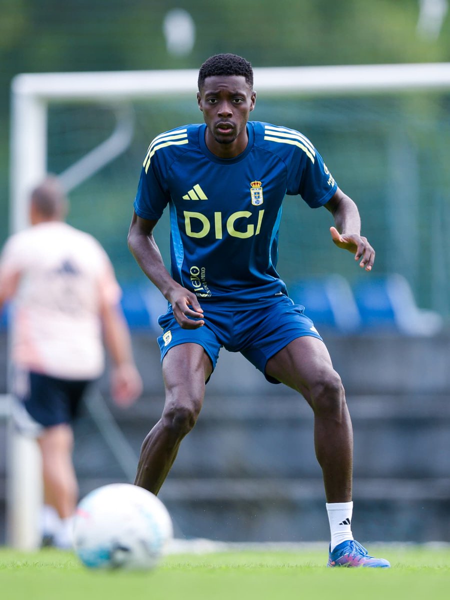 RealOviedo's tweet photo. 𝐅𝐎𝐂𝐔𝐒 🔛 ⚽️

#RealOviedo 🔵⚪️ https://t.co/upvocz9AL2