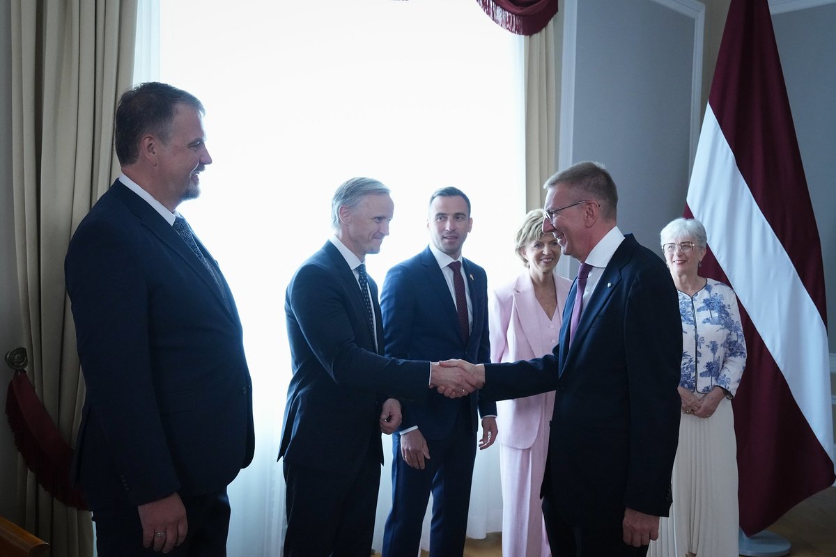 Rihards Kols (@rihardskols) on Twitter photo Šodien kopā ar citiem <a href="/Europarl_LV/">Eiropas Parlaments Latvijā</a> deputātiem tikāmies ar <a href="/edgarsrinkevics/">Edgars Rinkēvičs</a>, lai pārrunātu aktualitātes un veidus, kā stiprināt sadarbību dažādos jautājumos starp Latvijas deputātiem EP, valdību un Saeimu.
Būtiskākie jautājumi, kur šī sadarbība būtu jāīsteno īpaši efektīvi, ir: Šodien kopā ar citiem <a href="/Europarl_LV/">Eiropas Parlaments Latvijā</a> deputātiem tikāmies ar <a href="/edgarsrinkevics/">Edgars Rinkēvičs</a>, lai pārrunātu aktualitātes un veidus, kā stiprināt sadarbību dažādos jautājumos starp Latvijas deputātiem EP, valdību un Saeimu.
Būtiskākie jautājumi, kur šī sadarbība būtu jāīsteno īpaši efektīvi, ir: