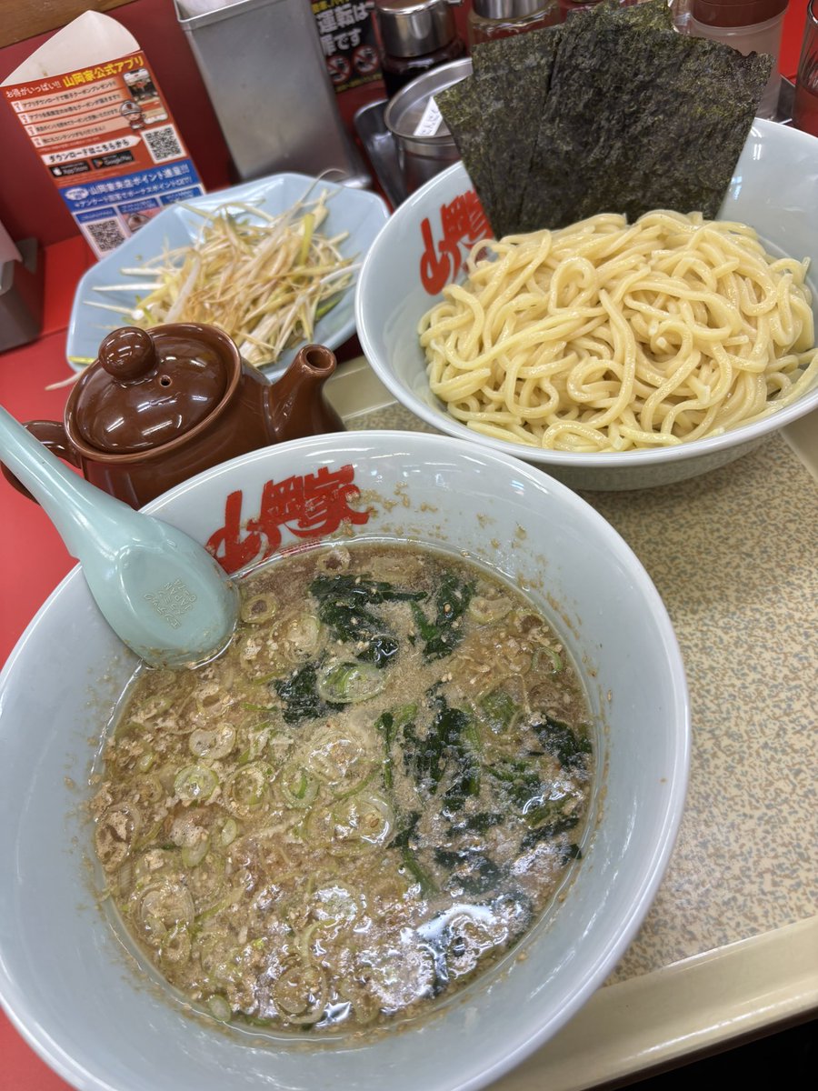 佐倉の「ラーメン山岡家」さん

醤油つけ麺
ネギ増し

酢抜き、味濃い目で食べるのが今の私の中のトレンド
スープ熱々
こちらは24時間営業でいつでも食べれるのが嬉しい

ご馳走様でした🙏

#ラーメン #山岡家 #つけ麺 #千葉 #佐倉 #24時間営業