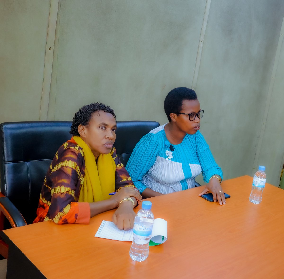 MusanzeDistrict's tweet photo. Abagize Komisiyo y’Imiyoborere myiza mu Nama Njyanama y’Akarere ka Musanze, bayobowe na Madamu @DenyseMugisha bateraniye mu nama igaruka ku mikorere y'Inama ngishwanama yo kurwanya ruswa n'akarengane ku rwego rw'Akarere n'ibibazo by'akarengane bimaze igihe kirekire bidakemurwa. https://t.co/YRUAjHW1RS