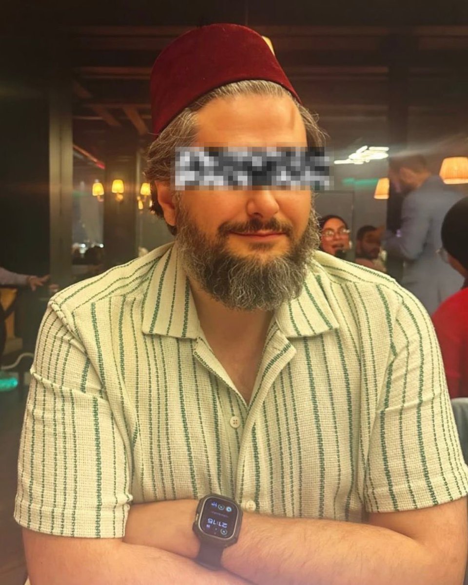 Zorunlu_31's tweet photo. Ben Erhan Afyoncu ile hayat görüşleri olarak zıt bir insanım, sıradan bir AKP'liden farksız benim için.

Fakat çözüm süreci zırvasına çanak tutmadı diye büllükbaşı, ucuz manitası ve AKP*ç trol avanesi tarafından yenmeye çalışılması çok komik :D

Ulan or*spunun çocukları! siz talimat gereği birilerinin tutuklanması için hastagler açıp hedef gösterdiğiniz kişilere bir şeyler oluyor diye kendinizi bir b*k mu sandınız?

Oğlum birilerine operasyonu siz yapay gündem yarattığınız için çekmiyorlar, operasyon çekecekleri için size yapay gündem yapın diye yukarıdan talimat veriyorlar.

Size talimat gelmeden birilerini yemeye çalışınca işte böyle adamı s*kerler.

Kıdemli troldür, camianın öz or*spu evladıdır falan demeden erişim engelini çakarlar.

Sizi yöneten vitaminsiz Goebbels bile kendi başına iş yapmaya kalkınca kızağa çekildi, ülkenin en ağası paşası denilen adam bir gecede kıytırık bir binada dandik bir kuruma sürgün edildi. Dün keyfiye milleti gece yarısı evinden gözaltına aldıran adam, bugün sosyal medyada şamar oğlanı oldu.

Mulücah(İT)'inin de fişini çekerler, köpeğinin de.

A Haber'in kıytırık elemanından bile ayar verir oturturlar.

Günü geldiğinde Fethullahçılar gibi bir kullanılmış prezervatif niyetine kenara atılıverilirsiniz.

Furkan Bölükbaşı ve Nisanur Çaydan denen omurga açısından dezavantajlı şahıslar başta olmak üzere Aktroller, Erdoğan'ın atadığı MSÜ rektörü Prof. dr. Erhan Afyoncu hakkında muhaliflerin ağzına alsa ters kelepçeyle kodesi boylayacağı hakaretleri hiç çekinmeden belirtiyor ve akıllarınca itibar operasyonu çekmeye çalışıyor.

AKP bu tiplerin fişini bir an önce çekmezse kendi klikleri arasında yaşanan iç çatışma daha da büyüyecek. 

- Distaste