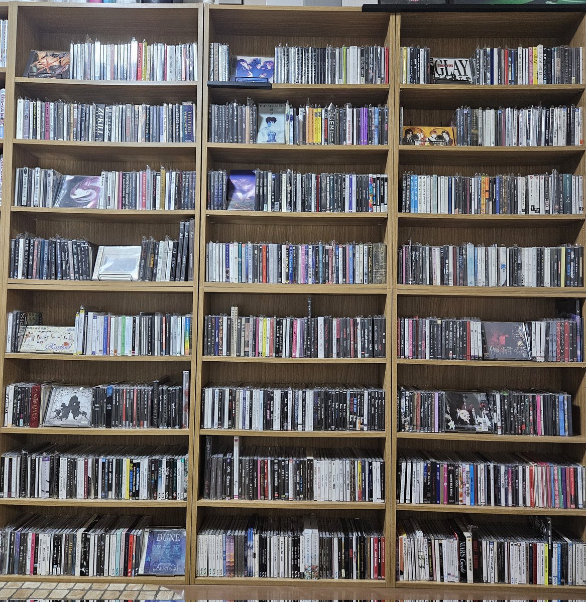 gianizm0123's tweet image. 最近CD増えたので更新です。
DIR EN GREYは別に保管されてます。
リプに棚のアップの写真も貼っておきます。
レンタル落ち等もありますが…頑張って集めたと思います。（Ｖ系好きな人達、褒めて下さい笑）

#V系好きな人と繋がりたい 
#ヴィジュアル系
#Visual系