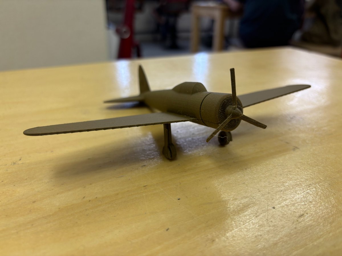 中1の乗り物が好きな生徒さんがTinkercadで制作したゼロ戦がすごい！✈️

3Dモデリング自体初めてなのにこのクオリティです。さらに、
● 難しいベジェ曲線を独学でマスター
● 3Dプリンタの操作も習得し自分で印刷したりと、好きなことに対する探究心が本当に素晴らしいです。