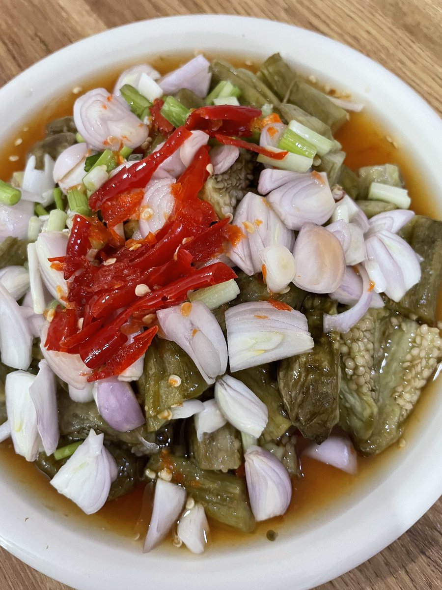 มื้อเที่ยงที่ผ่านมา กินผสมผสาน ญี่ปุ่นกับ ไทย
ข้าวคลุกนัตโตะ ผสมน้ำพริกปลาแห้ง ปาปริก้าว
แนมกับรากบัวดอง ขิงดอง
ทำยำมะเขือยาวเพิ่มความอร่อยแบบไทยๆ