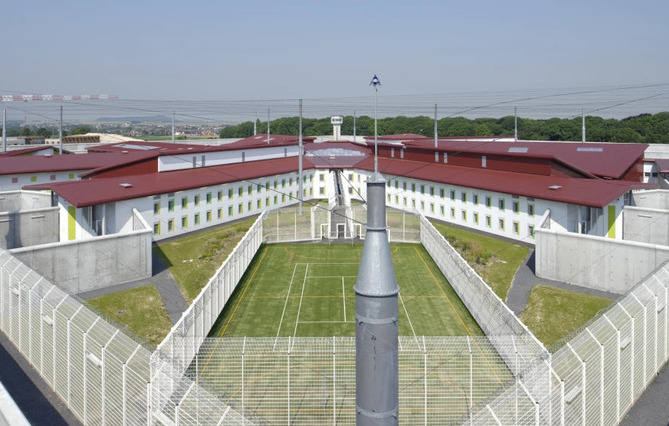 Le juge des libertés de Lille a partiellement reconnu, lundi 18 août, l’indignité des conditions de détention d’un homme incarcéré au centre pénitentiaire de Vendin-le-Vieil. Une petite victoire pour les avocats contre les prisons de haute sécurité. 
➡️jss.fr/%C2%AB_Cette_d…