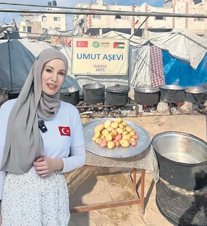 Gazze'de kurduğu fırını 2 kez bombalanan Gamze Özçelik, 3. kez aşevi kurdu. 🇵🇸

"Gazze'de hayat, her anlamda büyük bir mücadele. Bizler, ekmek, sıcak yemek ve temiz su dağıtımlarımızla bölgedeki insanlara 'Yalnız değilsin' diyoruz"
