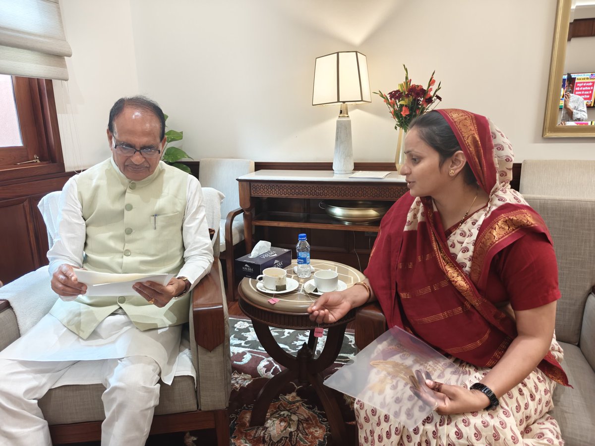 IncSanjanajatav's tweet photo. आज संसद भवन स्थित कार्यालय में केंद्रीय कृषि मंत्री, आदरणीय श्री @ChouhanShivraj जी से सौजन्य मुलाकात की। इस दौरान संसदीय क्षेत्र भरतपुर से जुड़े विभिन्न जनहित के मुद्दों पर विस्तार से चर्चा की। https://t.co/jfbru5Hqzq