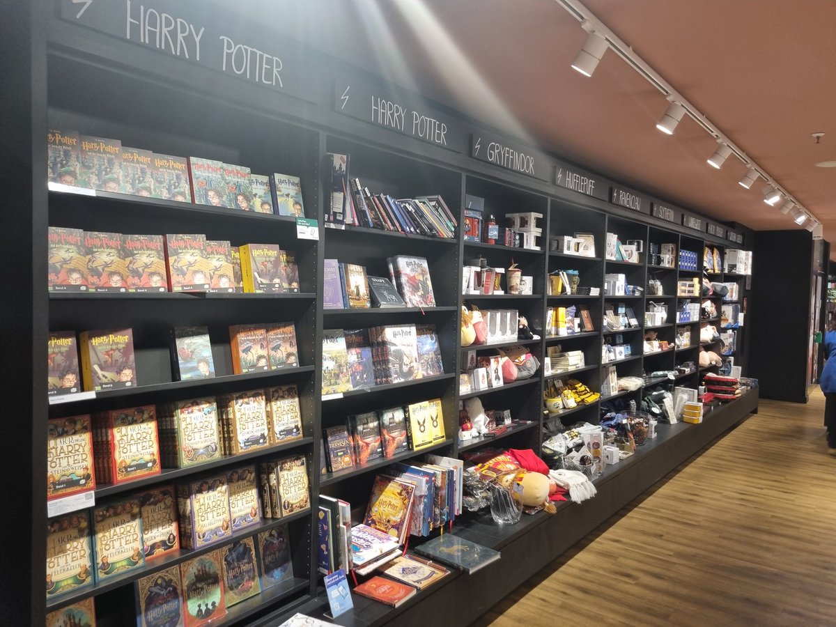 Thalia Köln Neumart, 3 Etagen, vier Meter "Klassiker" ohne Grass,10 Meter Harry Potter. Noch Fragen?