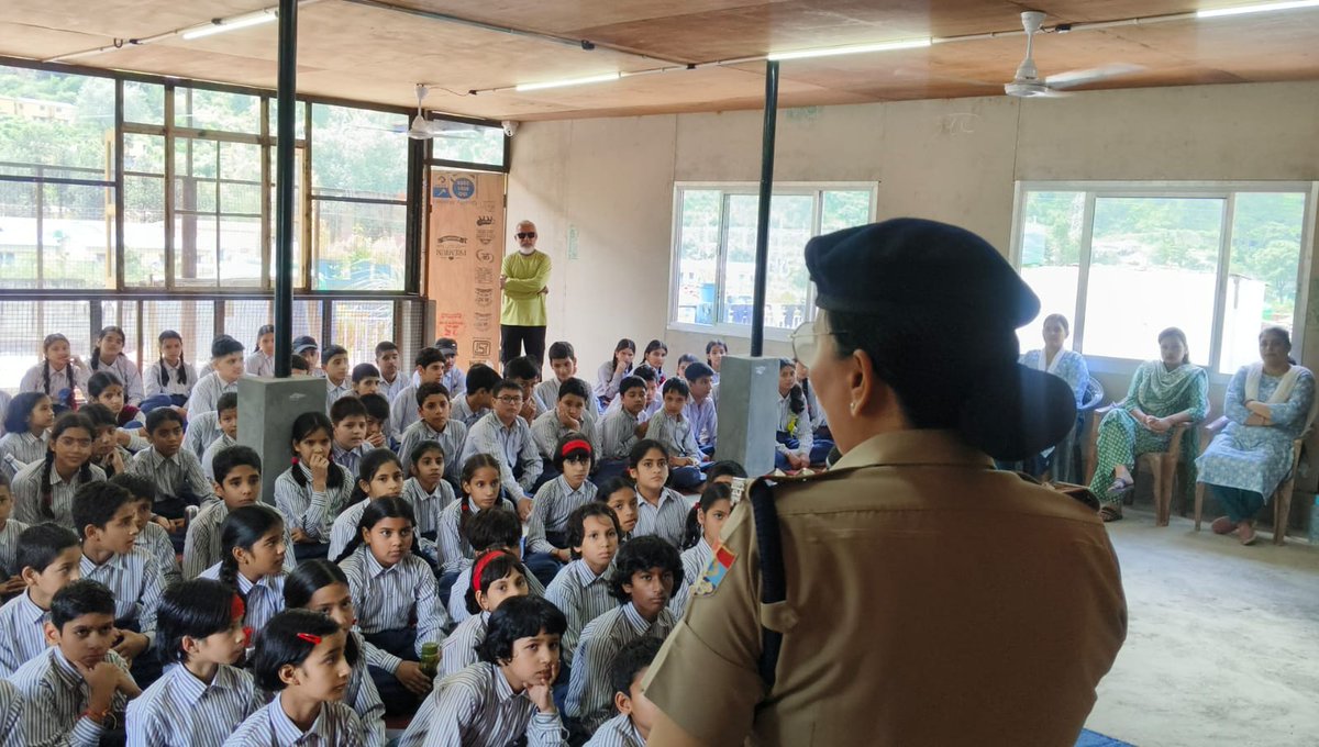 UttarkashiPol's tweet image. उत्तरकाशी पुलिस की टीम द्वारा अल्पाईन पब्लिक स्कूल, उत्तरकाशी में जनजागरुकता शिविर मे स्कूली छात्र-छात्राओं को नशा, साइबर, बाल एवं महिला अपराध की व्यापक जानकारी देते हुये जागरूक किया गया।
#awareness #AwarenessProgram #SayNoToDrugs #cybersecurity #womensafety #UttarakhandPolice
