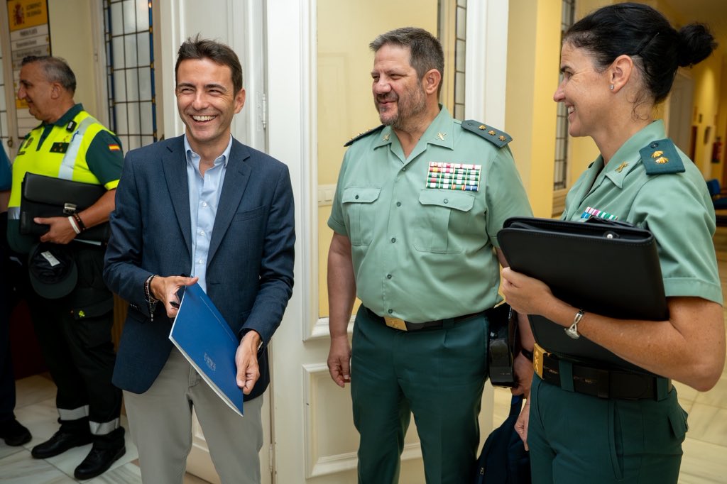 La Vuelta Ciclista discurrirá por #Cantabria en dos etapas, los días 4 y 5 de septiembre.

Una primera etapa con salida en Laredo y meta en Los Corrales de Buelna. Y otra etapa con salida desde Cabezón de la Sal.

Junta de Seguridad para preparar todo el dispositivo.

#LaVuelta25