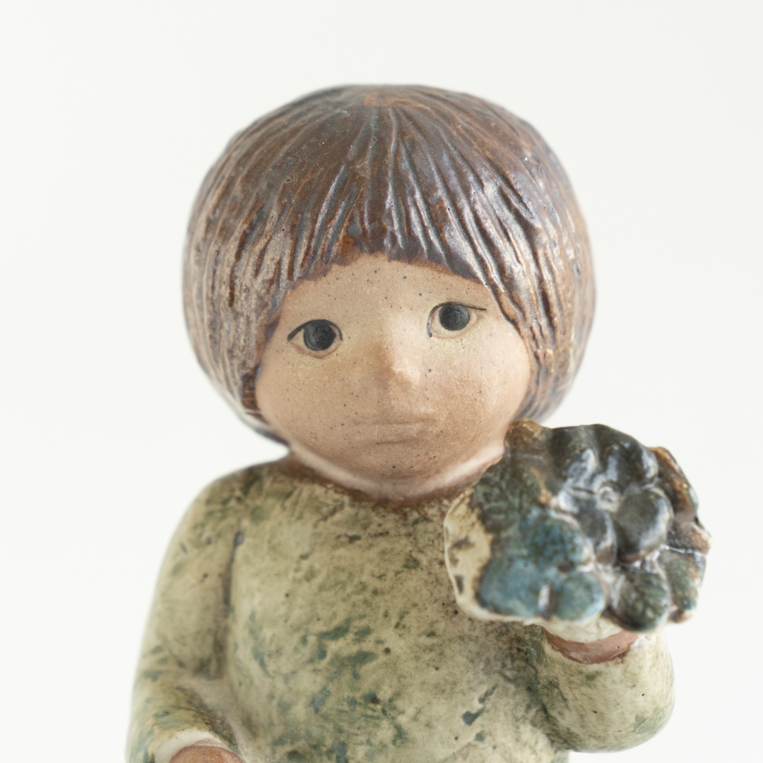 花を持つ少女】 1977年にデザインされた花を持つ少女。素足で座って