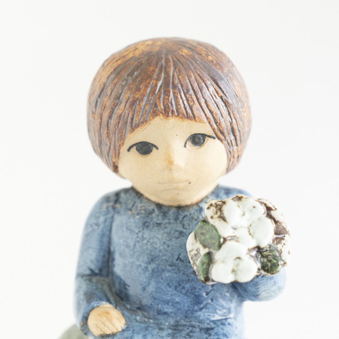 リサラーソン　花を持つ少女 花を持つ少女】 1977年にデザインされた花を持つ少女。素足で座って