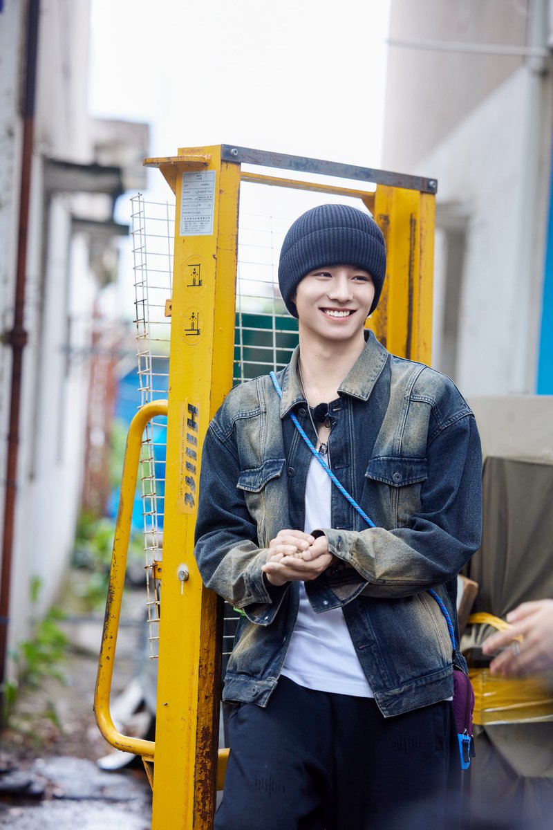 오늘은 노점 열기에 좋은 날이에요 🎨

Today is a good day to set up a stall 🎨

#LEV #레비 #レビ
#WANGZIHAO #왕즈하오 #王子浩 #ズハオ
#STUDIO9WORKSHOP