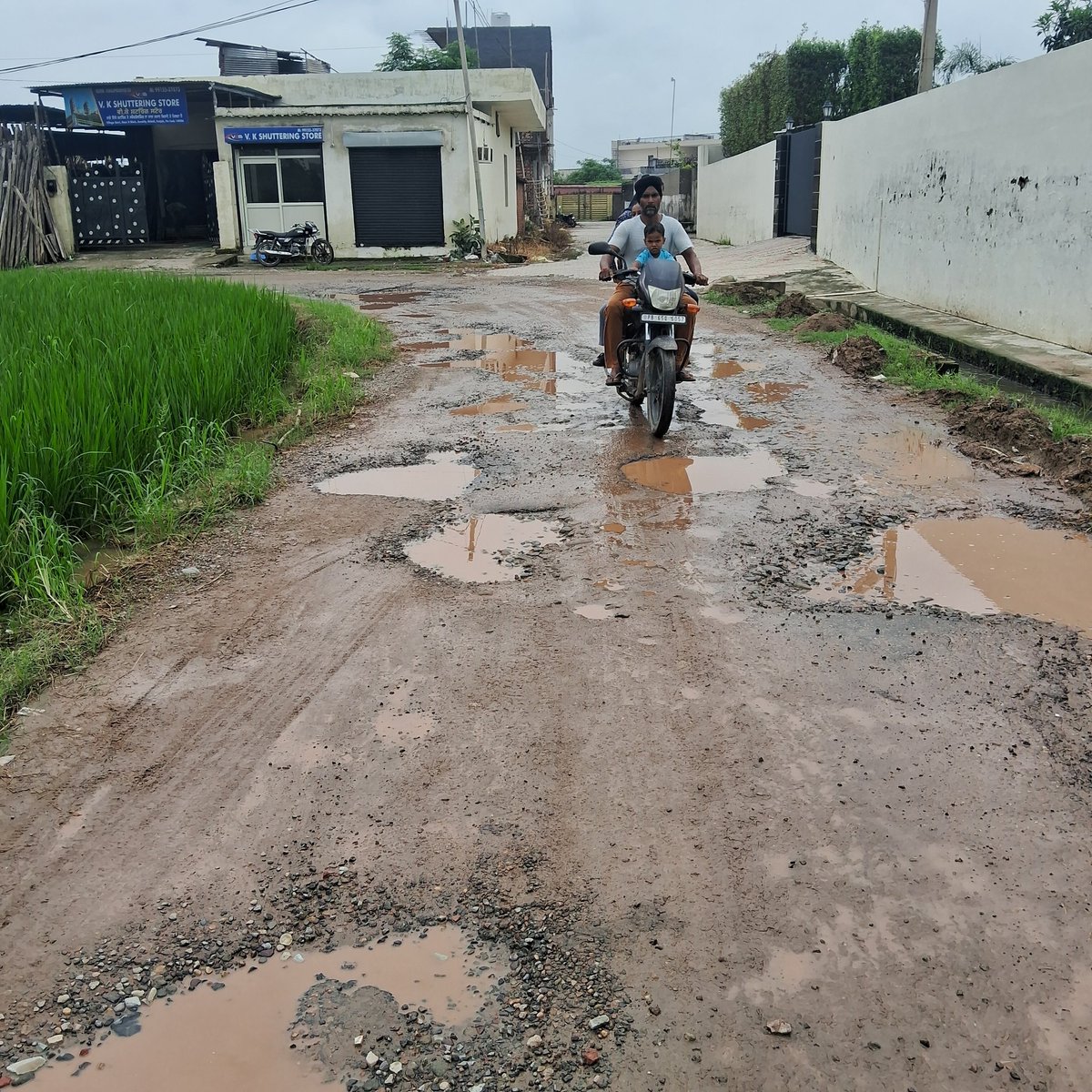 HansShivani's tweet photo. Adding to the misery, stray dogs often roam on this broken road, leading to frequent accidents. On both sides there are fields &amp; a few residential colonies, yet no basic facilities. Authorities must act now before the situation worsens. #Mohali @dcmohali @KulwantSASNagar https://t.co/ix5zF283qv