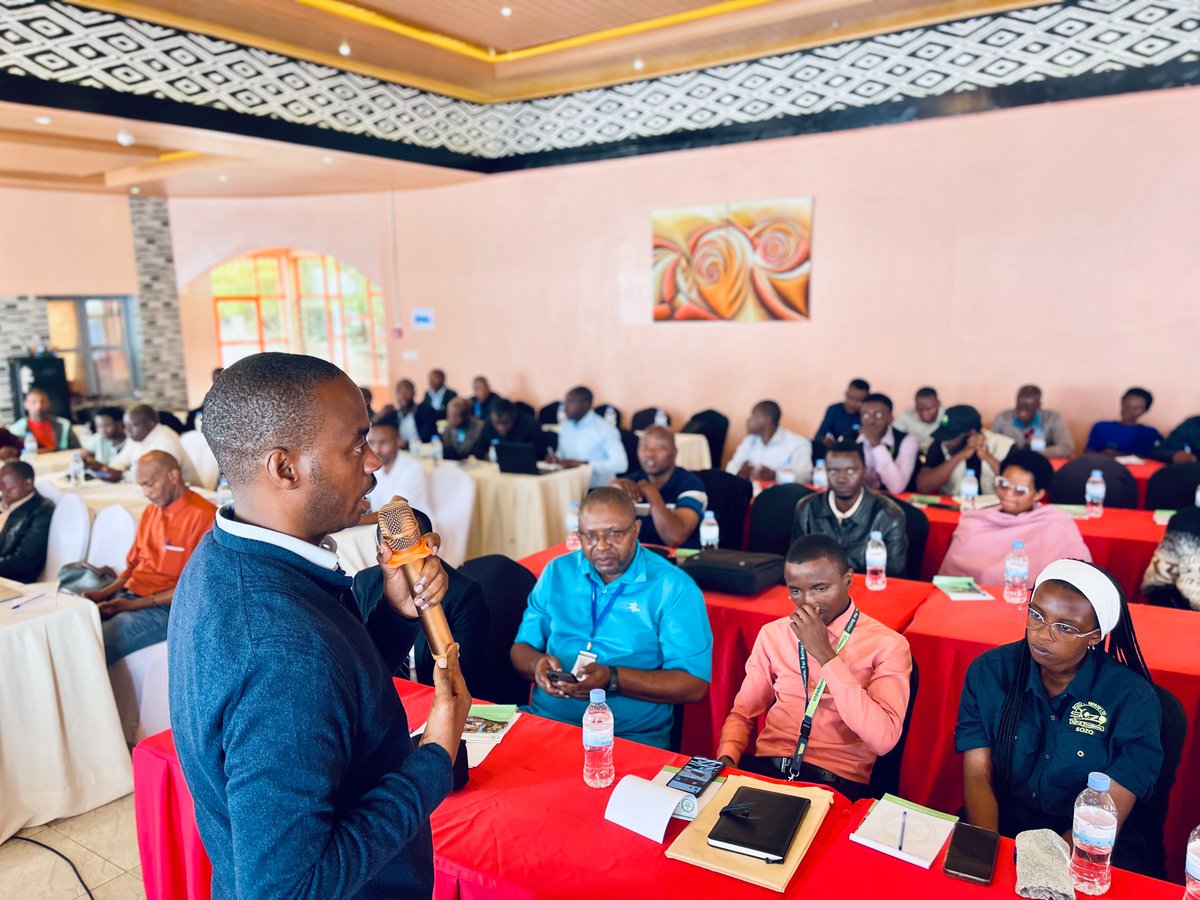 SNVRwanda's tweet photo. Panel Spotlight
At the Karongi forum, cooperatives, buyers &amp; financiers are discussing:

✅ Access to inputs
✅ Green finance &amp; crop insurance
✅ Stronger market linkages

Today’s dialogues = tomorrow’s agri-food solutions.

#B2BInvestorForum #AgriFinance #InvestInFarmers https://t.co/ZPVn6HaeGk