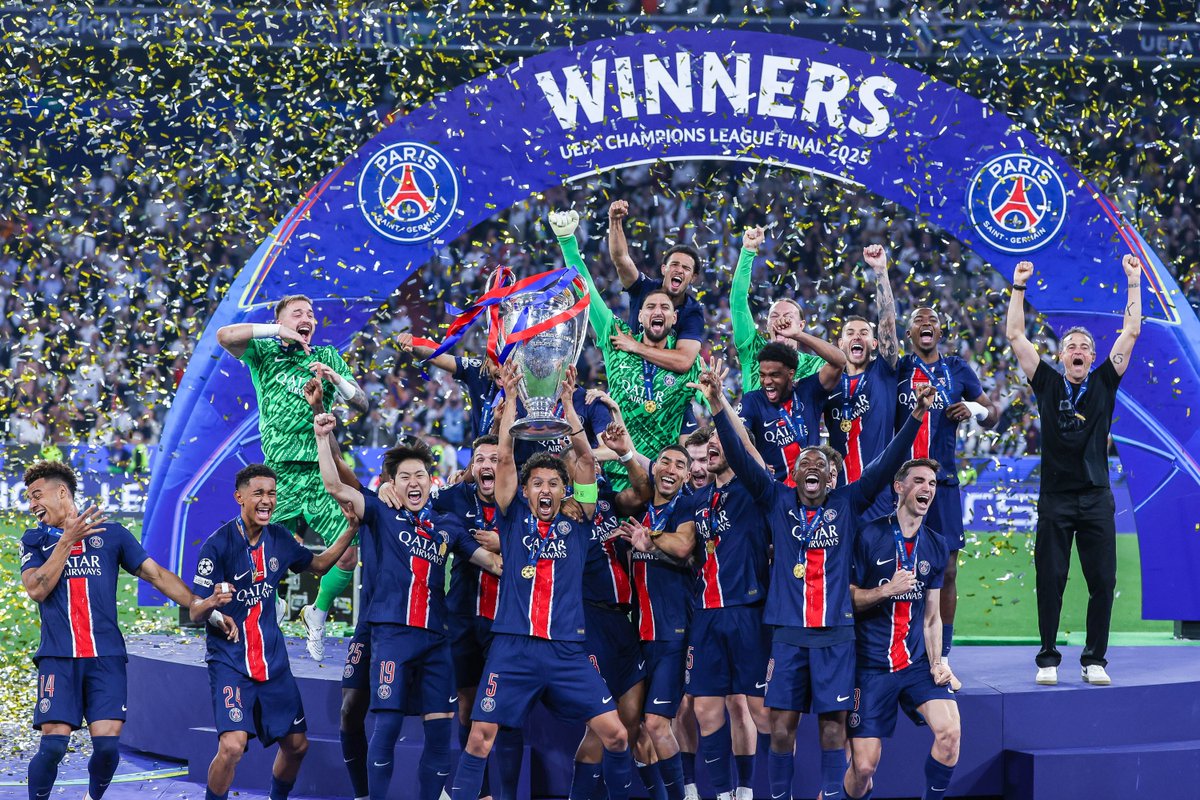 ActuFoot_'s tweet photo. 🚨 𝗟𝗘 𝗣𝗦𝗚 𝗩𝗔 𝗣𝗥𝗘́𝗦𝗘𝗡𝗧𝗘𝗥 𝗦𝗘𝗦 𝟱 𝗧𝗥𝗢𝗣𝗛𝗘́𝗘𝗦 𝗔𝗨 𝗣𝗔𝗥𝗖 𝗗𝗘𝗦 𝗣𝗥𝗜𝗡𝗖𝗘𝗦 𝗗𝗘𝗠𝗔𝗜𝗡, 𝗔𝗣𝗥𝗘̀𝗦 𝗟𝗘 𝗠𝗔𝗧𝗖𝗛 𝗙𝗔𝗖𝗘 𝗔̀ 𝗔𝗡𝗚𝗘𝗥𝗦 ! 🏆❤️💙

🏆 Ligue des champions
🏆 Supercoupe d’Europe
🏆 Ligue 1
🏆 Trophée des champions
🏆 Coupe du France

🗞 @IliesPeeters