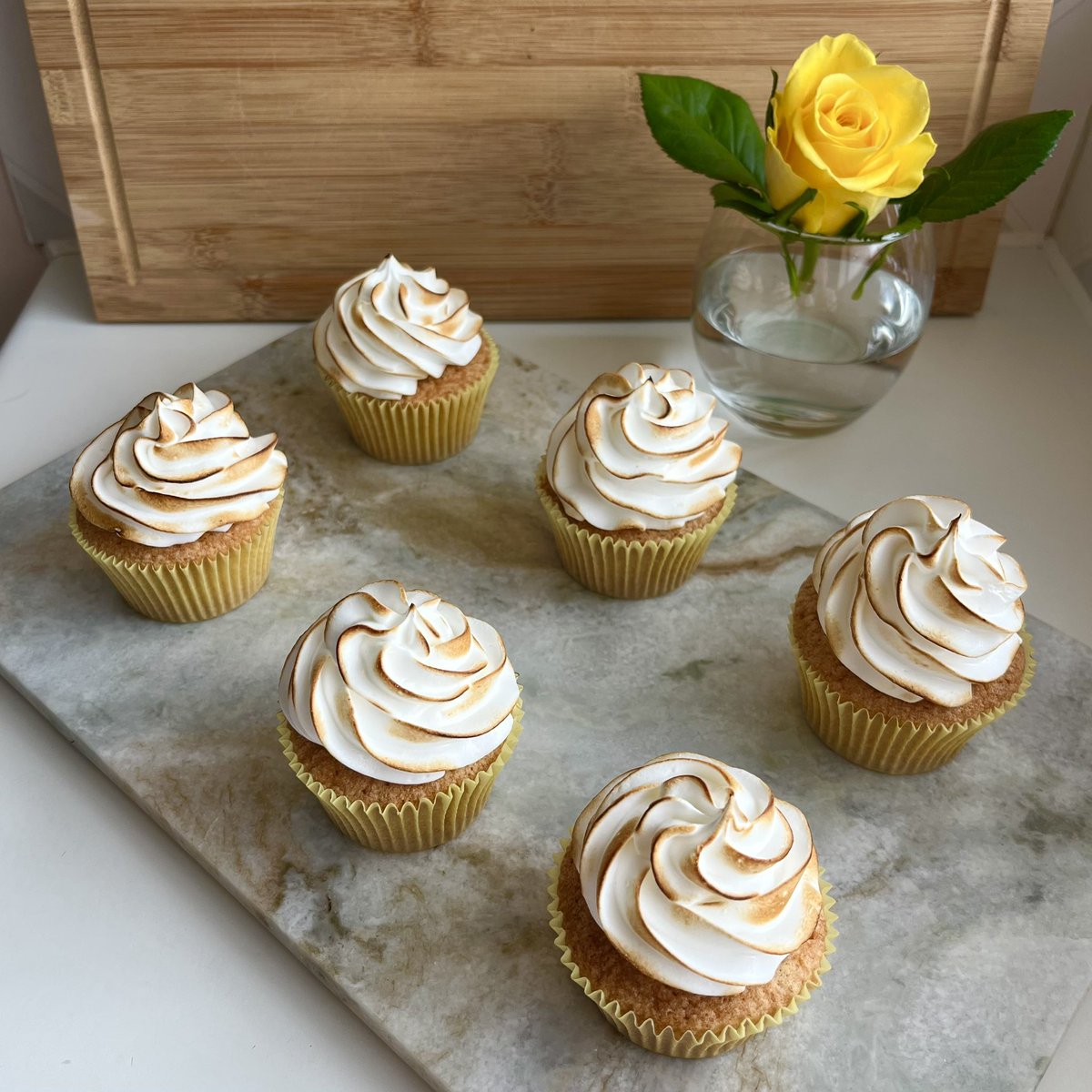 CurlyKathsCakes's tweet photo. Lemon meringue cupcakes 🧁 
Light lemon sponges hiding a hollow of luscious lemon curd. Topped with a pouffe of Italian meringue, blowtorced to toasted perfection 🔦 https://t.co/5T1H9stJ6q