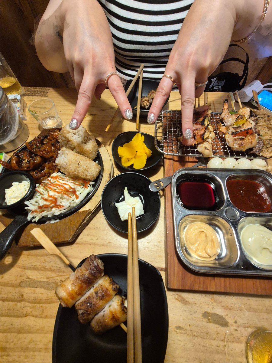 오늘일은 내일로 미루자!!
일땡땡이치고 마눌과 한잔하러
동네 마실😝 이번주 주말은
재밌는일이 생겼으면...........
#부부 #부커만남 #술벙 #초대남