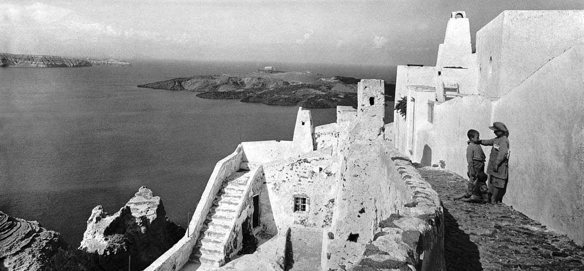 greeknewsagenda.gr/nellys-santori…
Exhibition “Nelly’s: Santorini between the Wars” at Kastelana Photography Centre in Pyrgos. About 100 years ago, Greek photographer Nelly’s captured the Aegean’s unique light, shadow &amp; geometry #BenakiMuseum #Santorini #Kastelana