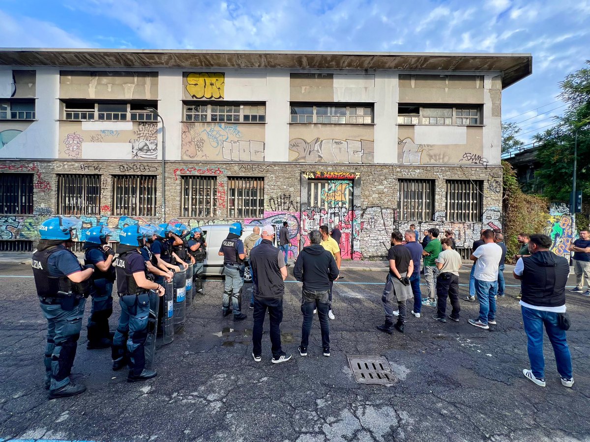 Piantedosim's tweet photo. Lo sgombero del centro sociale Leoncavallo segna la fine di una lunga stagione di illegalità. Per trent’anni quell’immobile è stato occupato abusivamente. E al danno si è aggiunta la beffa: lo Stato costretto persino a risarcire i danni dell’occupazione. Oggi finalmente viene ristabilita la legalità. Il governo ha una linea chiara: tolleranza zero verso le occupazioni abusive. Dall’inizio del nostro mandato sono già stati sgomberati quasi 4.000 immobili, tra alloggi di edilizia residenziale pubblica ed edifici di particolare rilievo. Lo sgombero del Leoncavallo è solo un altro passo di una strategia costante e determinata che porteremo ancora avanti.