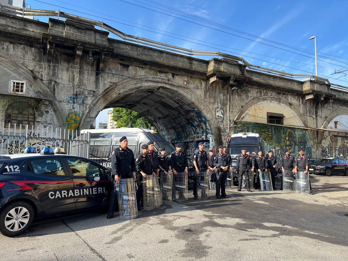 Piantedosim's tweet photo. Lo sgombero del centro sociale Leoncavallo segna la fine di una lunga stagione di illegalità. Per trent’anni quell’immobile è stato occupato abusivamente. E al danno si è aggiunta la beffa: lo Stato costretto persino a risarcire i danni dell’occupazione. Oggi finalmente viene ristabilita la legalità. Il governo ha una linea chiara: tolleranza zero verso le occupazioni abusive. Dall’inizio del nostro mandato sono già stati sgomberati quasi 4.000 immobili, tra alloggi di edilizia residenziale pubblica ed edifici di particolare rilievo. Lo sgombero del Leoncavallo è solo un altro passo di una strategia costante e determinata che porteremo ancora avanti.