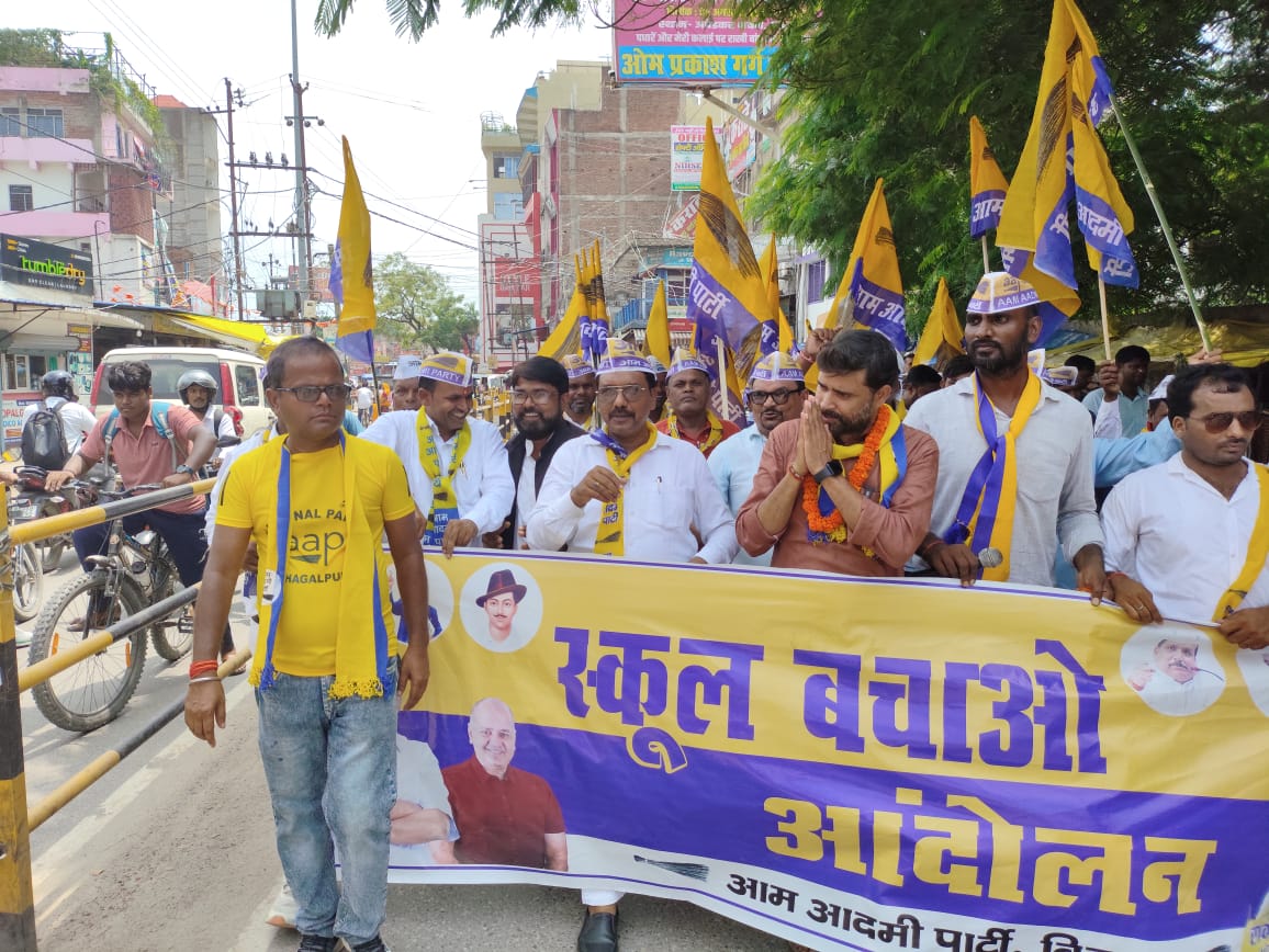 SAZIDHUSSA58874's tweet photo. 📍गोपालगंज 

#बिहार_में_भी_केजरीवाल_यात्रा के सातवें चरण में भी मिल रहा जनता का भरपूर समर्थन और सहयोग‼️

जो शिक्षा-स्वास्थ्य-रोजगार पर बेहतर काम करे, बिहार में वैसी चाहिए सरकार!

#बिहार_में_AAP_की_सरकार_चाहिए 
#स्कूल_बचाओ_आंदोलन 
#मताधिकार_बचाओ https://t.co/Bq357jWoUS