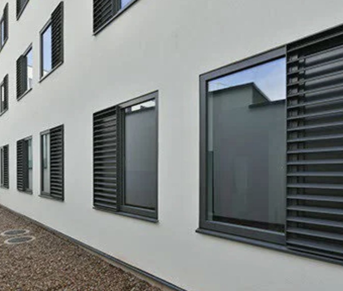 Our Barrier Louvre is designed to cover areas where fall from height is an issue. It has 60mm twin wall Brise Soleil extruded aluminium blades that are fully welded. The pitch can be varied depending on the project  #BarrierLouvre #BriseSoleil #AluminiumDesign