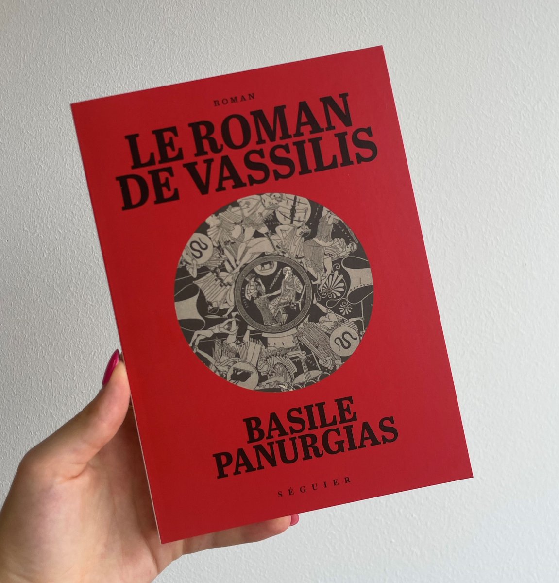 Sortie auj. "Le Roman de Vassilis" de Basile Panurgias

Vassilis, architecte déchu, retourne à Athènes après la mort de sa femme. Amoureux d’une archéologue, il plonge dans un monde de secrets &amp; de trafic d’antiquités, explorant rédemption &amp; identité face au tourisme de masse.