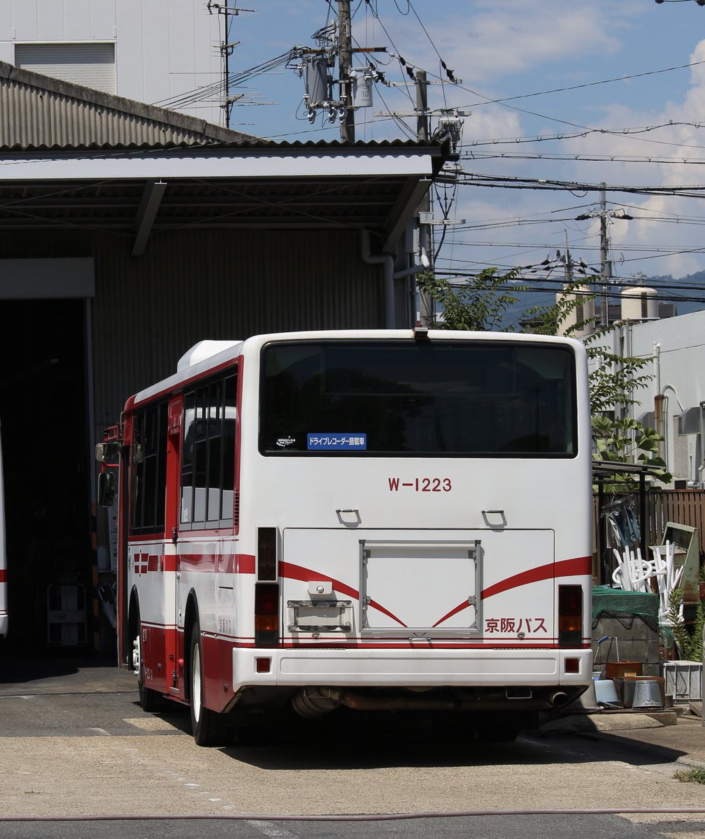 (除籍)
京阪バス高槻支所のW-1223が除籍されました
1223はあまり撮れていなかったので少し残念です…
この車も中々力強い走りをしていた車でした
1223が除籍されたことにより、高槻支所のふそうは計5台となりました
19年間お疲れ様でした。
 #京阪バス