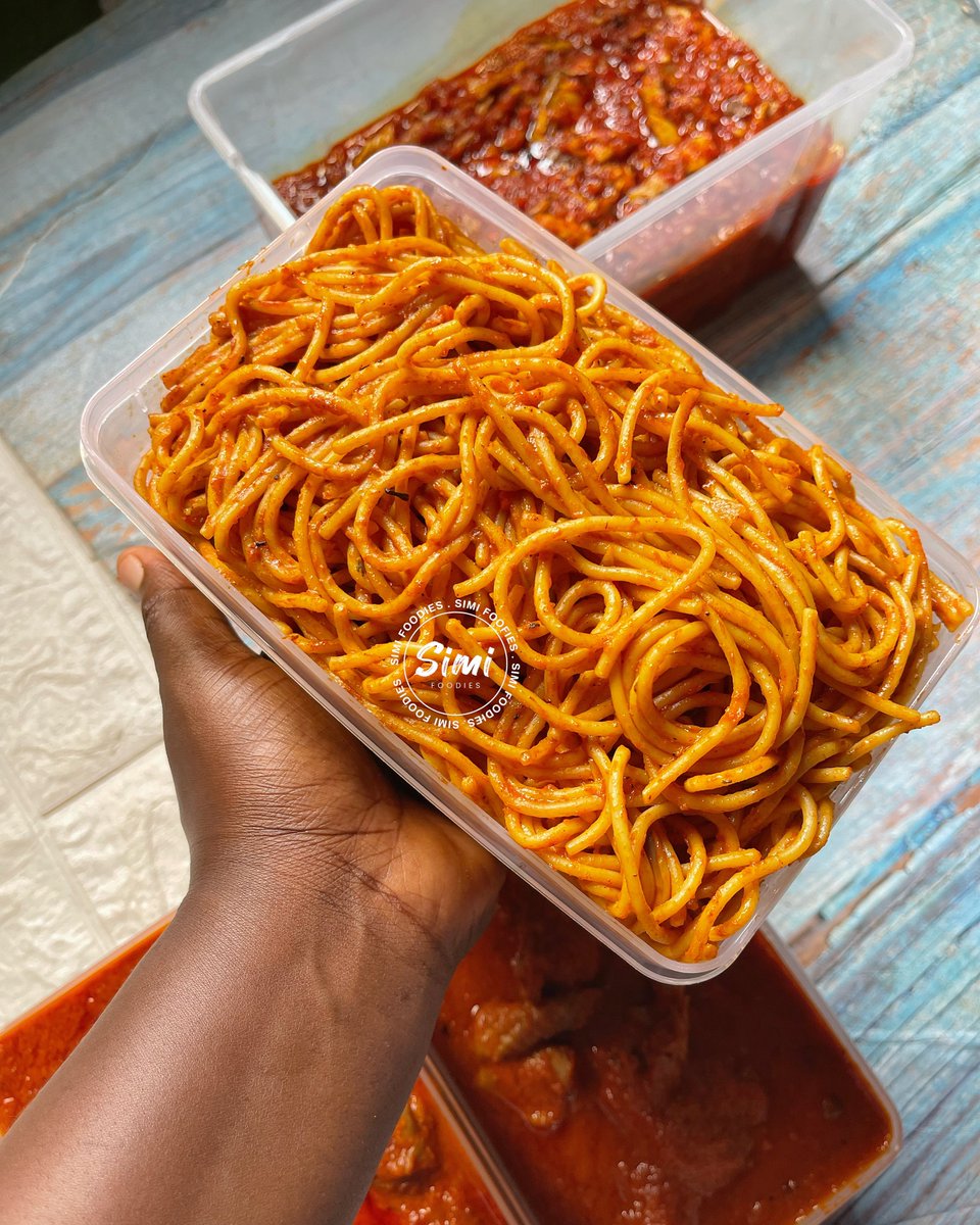 SisiSimifoodies's tweet photo. Everything that left our kitchen this morning 😁😁thank you for patronizing @Simifoodies 

See that roasted fish pepper sauce 
The jollof spaghetti 😋
Eforiro
Everything is too 🔥 

Cc:@Simifoodies https://t.co/cIbUVHg2cH