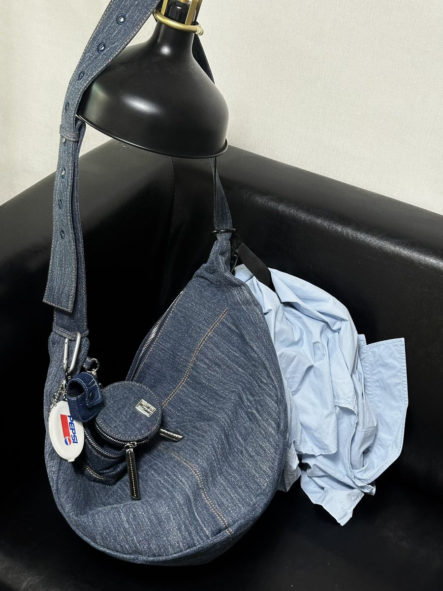 청가방을 RT추첨 세분께 드려요☀️
데님 색깔이 청량해!
키링 포켓에 에어팟 넣기 좋아요

1. 14인치 맥북이 들어가요
2. 숄더백 - 크로스 호환
3. 버튼 길이 조절이 신기해!

세일 + 단독쿠폰으로 거의 반값돼요

알차게 뜯었죠
musinsa.com/curator/goods/…
(링크를 통한 구매로 일정 수수료를 제공 받음)