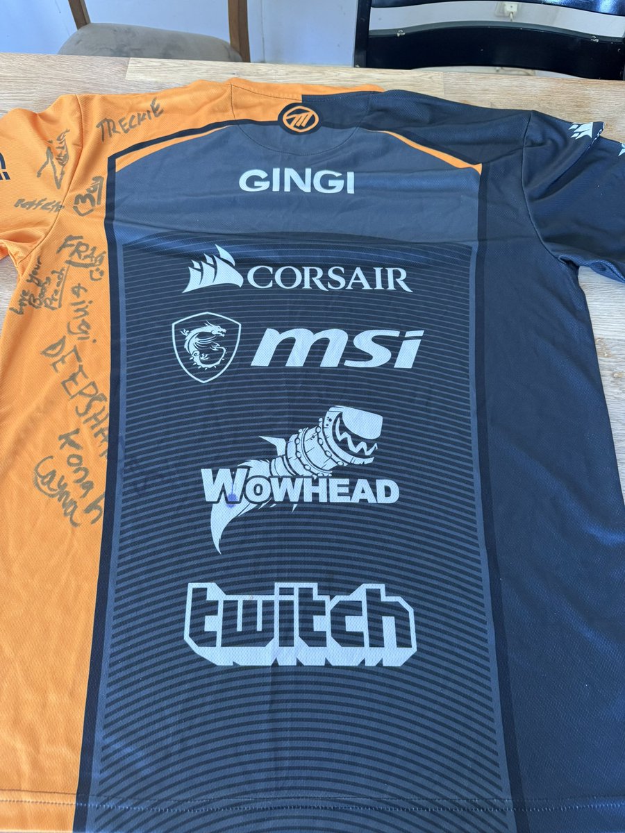 EtlarDK's tweet photo. Still have this: Never uset it, but damn I like it ❤️ Thanks @Gingitv for gift back in the day. The persons on this shirt mean alot to me 😎 https://t.co/4vO2CQWIzH